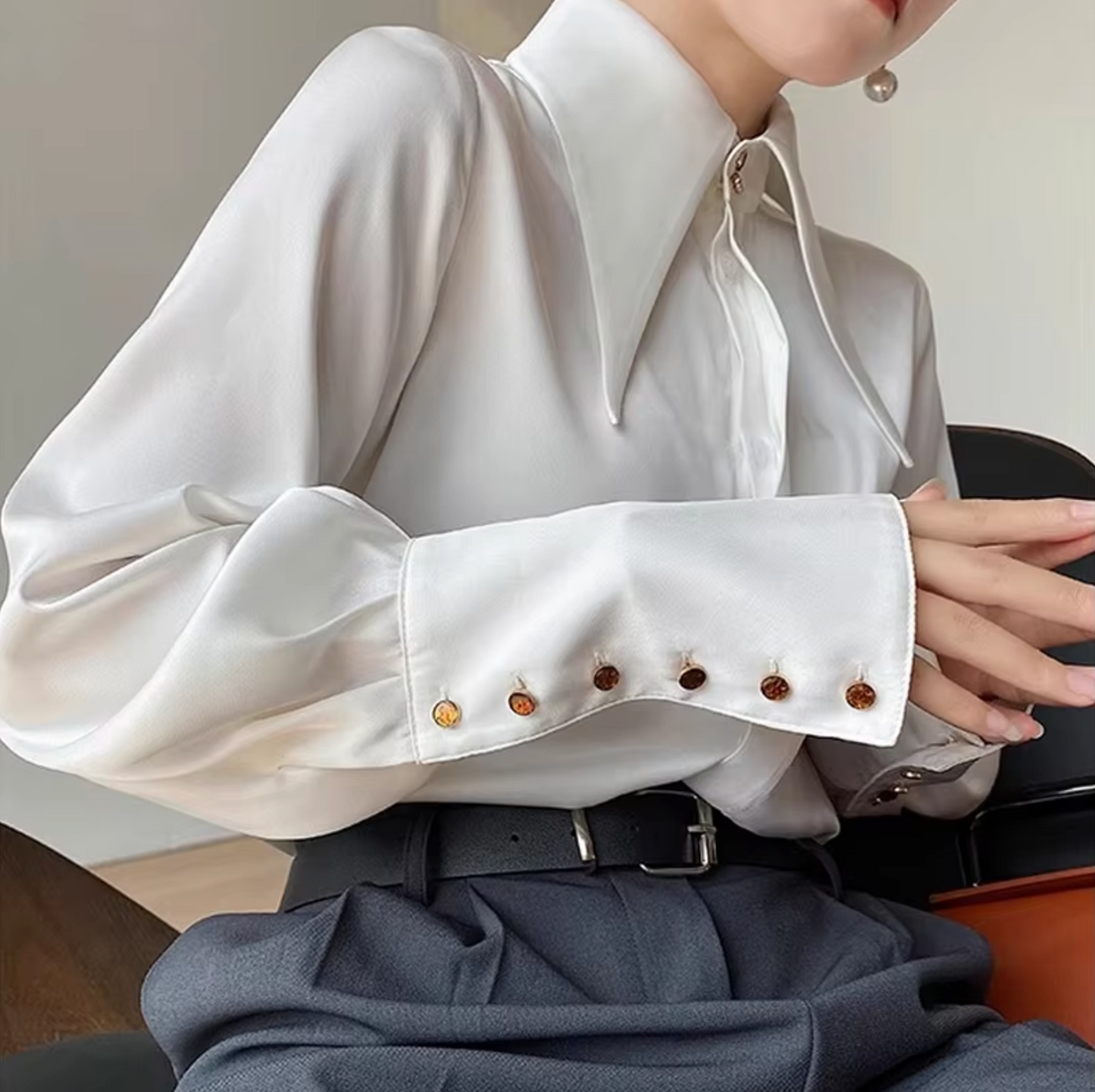 Aenora | Damen Satinbluse einfarbig – Elegante Langarmbluse mit Modernem Kragen & Knopfmanschetten für Büro & Alltag