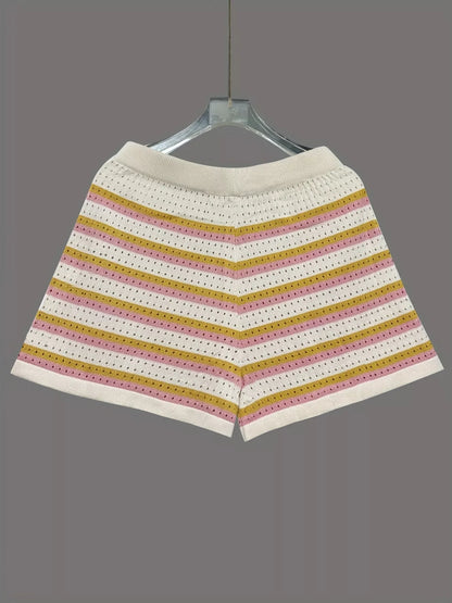 Durchbrochenes Oberteil mit Knöpfen und Shorts im Set
