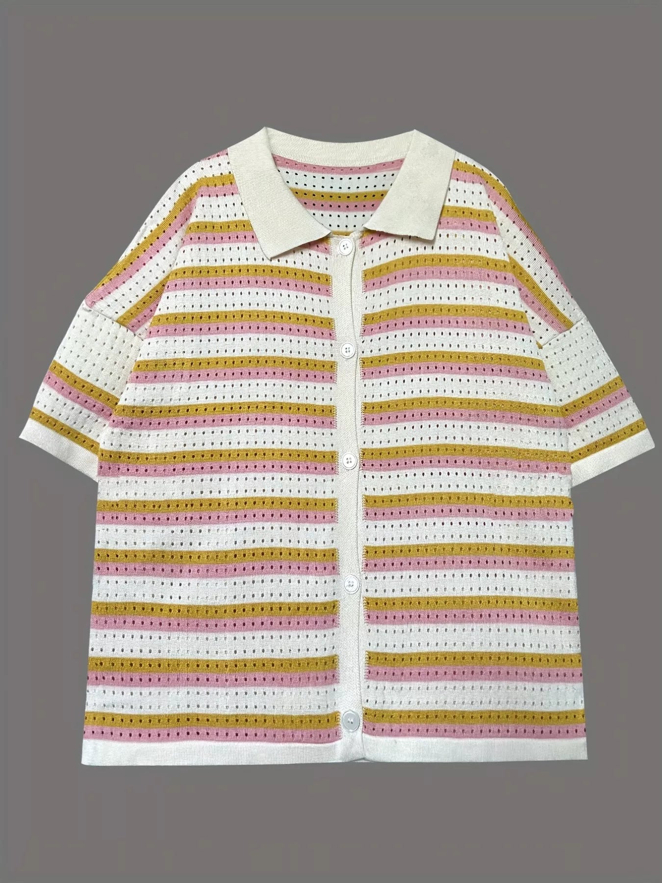 Durchbrochenes Oberteil mit Knöpfen und Shorts im Set