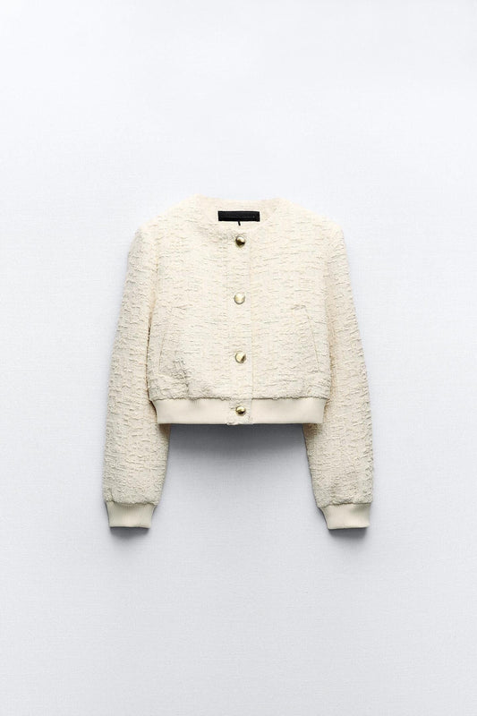 Kurze Bouclé-Jacke mit goldenen Knöpfen